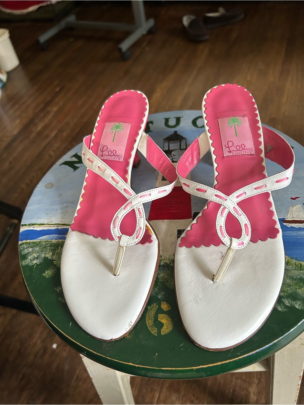 Lilly Pulitzer White Thong Sandals with Pink Insole and stitching 2 1/2“ heel